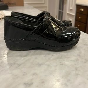 Dansko size 39 black patent clogs
